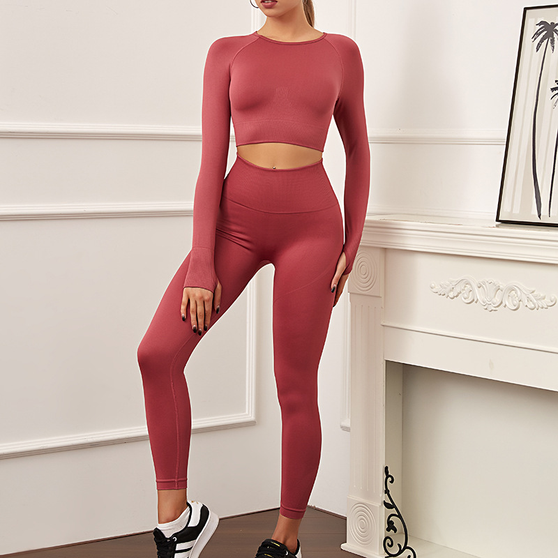 Traje rojo cereza
