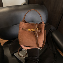 �n��С���q������ˮͰ����Ů2025�＾�¿����r��ײɫ�μ�б���