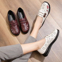 新款春夏季妈妈鞋真皮软底洞洞凉鞋中年皮鞋舒适平底中老年人女鞋