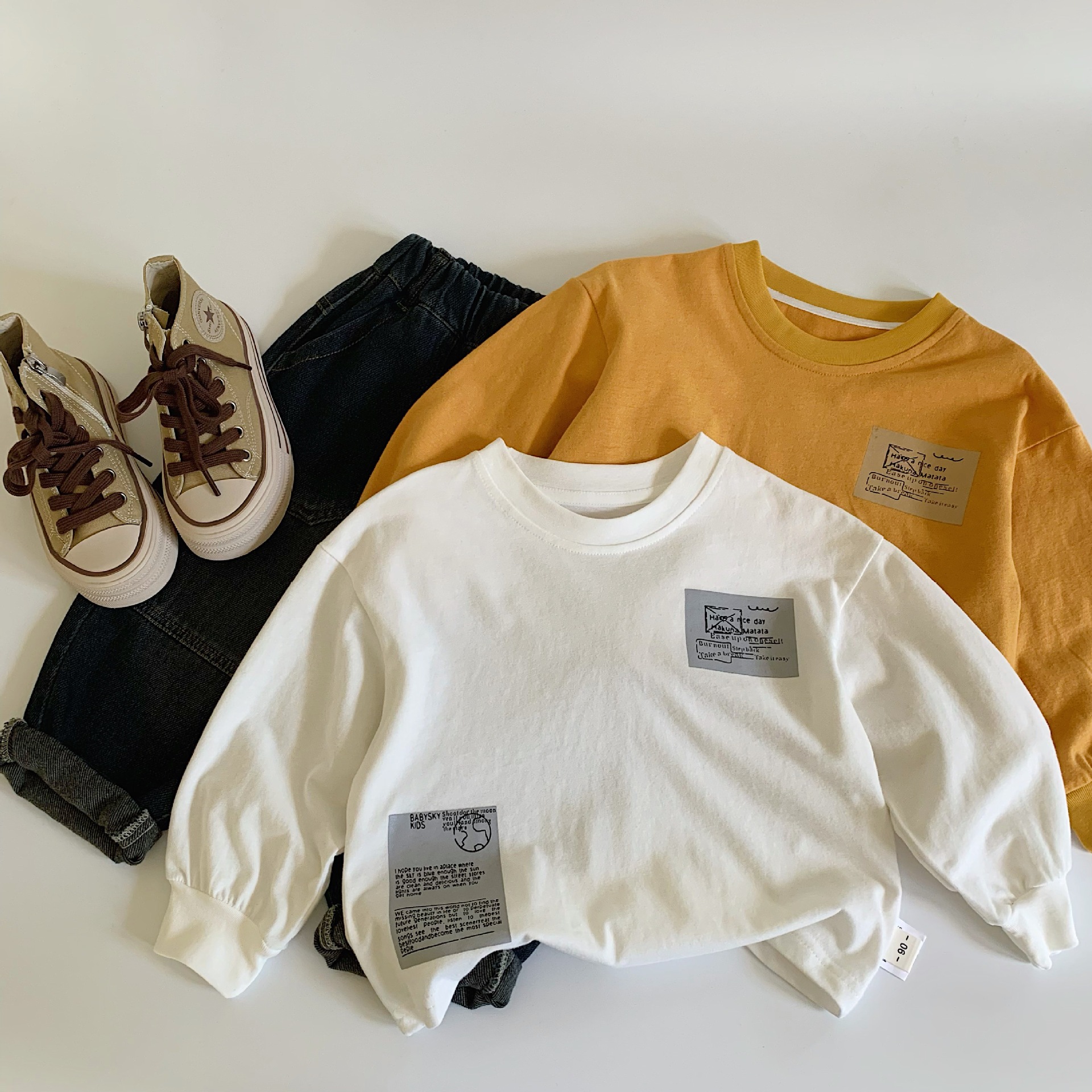 Camiseta infantil de Mai Bao2025 primavera marca plateada simple chaqueta de viento para niños cuello redondo suelto chaqueta versátil