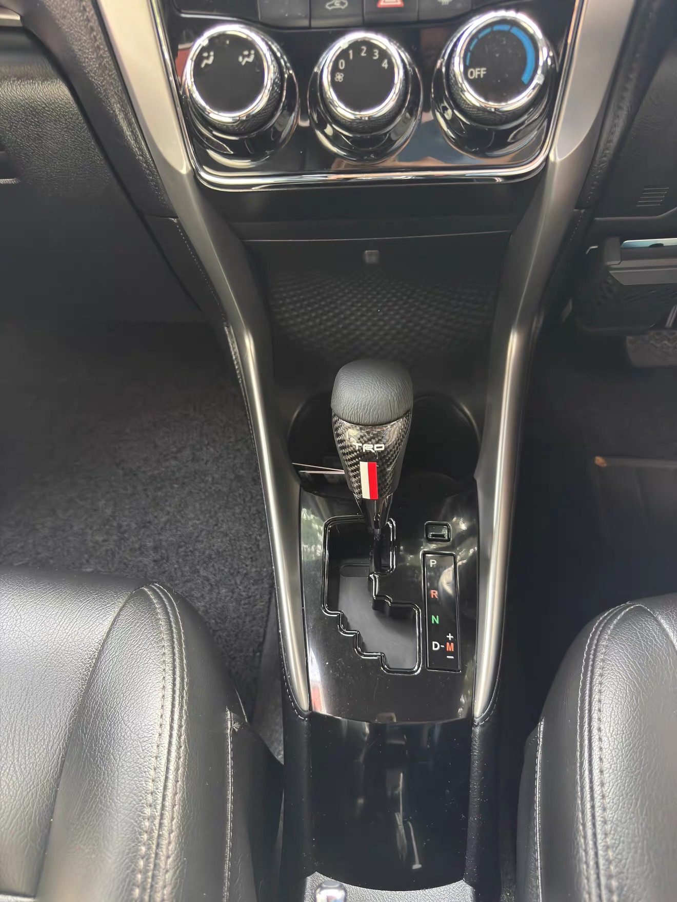 Car modification carbon fiber gear head universal leather automatic shift lever handball wave stick head gear shift handle head