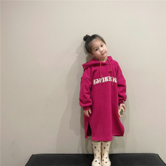 女の子の冬服のワンピースの赤ちゃんの洋気の子供の個性の潮の韓国版の帽子のアルファベットの厚い一体の絨毯のスカート