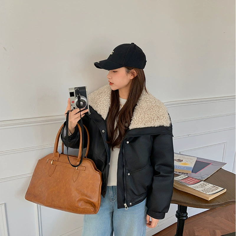 Женская короткая зимняя куртка 2025 года из модной искусственной кожи с вставками из овечьей шерсти, большими лацканами и хлопковой подкладкой, теплая и стильная.