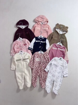 Dkny Original Baby Long-Sleeved Coral Fleece with Hood and Round Neck, the Fabric Is Super Good, and There Are Many Zippers Dkny Original Baby Long-Sleeved Coral Fleece with Hood and Round Neck, the Fabric Is Super Good, and There Are Many Zippers