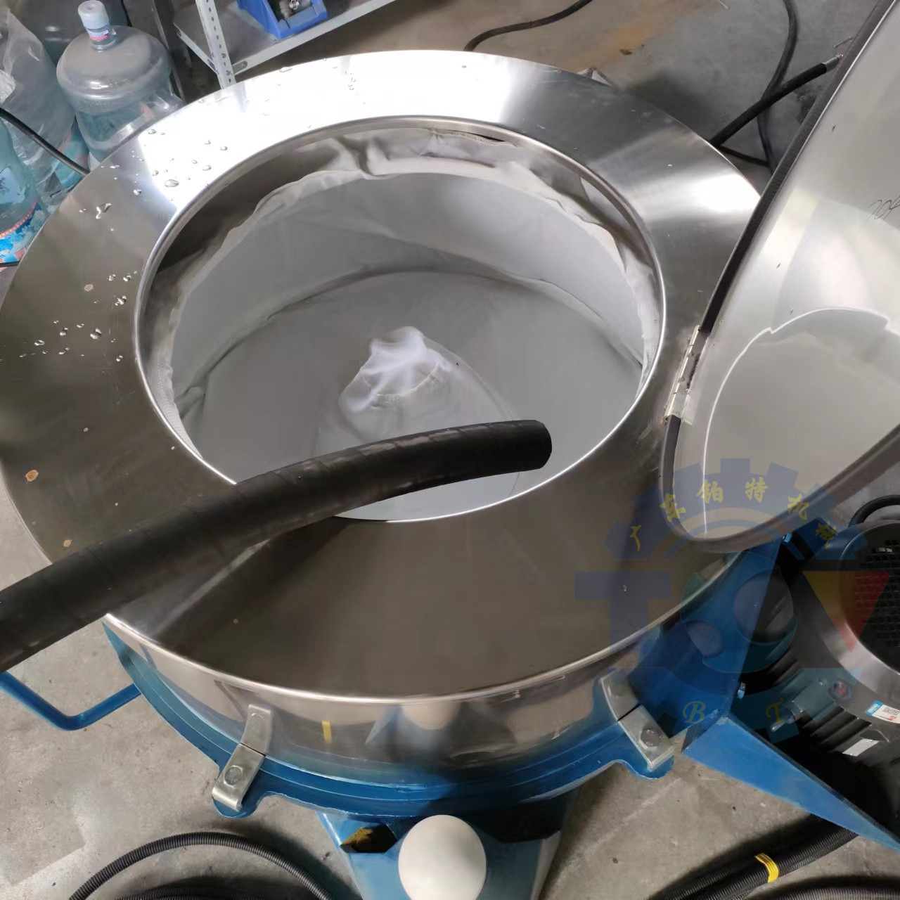铝渣高速甩油机 重视型物料吊蓝脱水机 铸件三足脱水机图片