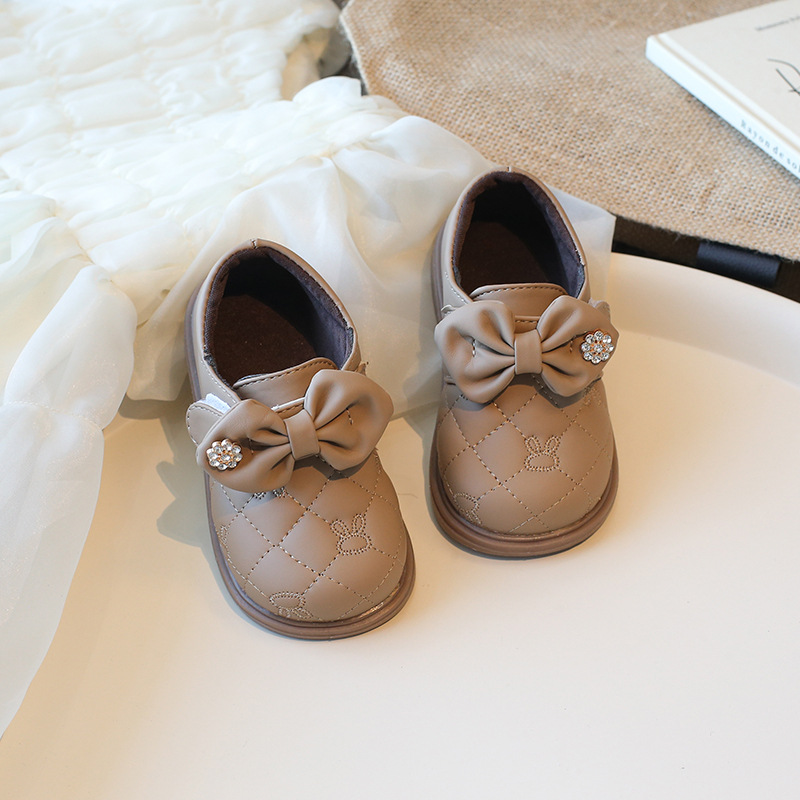 Zapatos de cuero de bebé para mujer 2025 nuevos zapatos de princesa para niños de primavera y otoño, zapatos de suela blanda para niñas de moda, zapatos de guisantes para niños pequeños y medianos image 4
