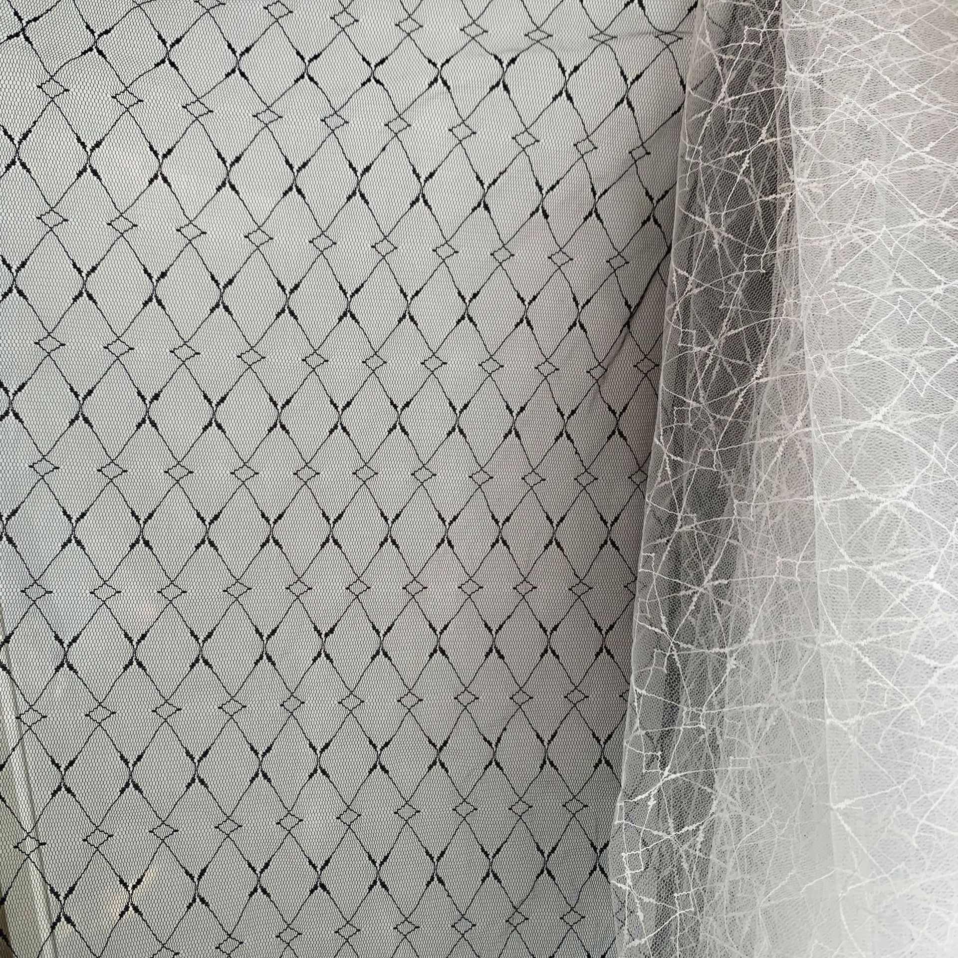 Suministro directo de fábrica de malla tela jacquard de nylon no elástica Diamante jacquard malla bottoming camisa gasa falda de tela en stock