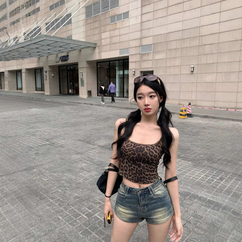 Hot Girl Wears Leopard Print Camisole for Women to Wear Outside in Summer New Style Slim Fit Navel-Baring Inner Short Top for Women Summer Hot Girl Wears Leopard Print Camisole for Women to Wear Outside in Summer New Style Slim Fit Navel-Baring Inner Short Top for Women Summer