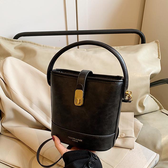 Bolso de mano de viaje retro para mujeres 2024 nuevo estilo simple bolso de hombro universal de moda alta sensación bolso de cubo