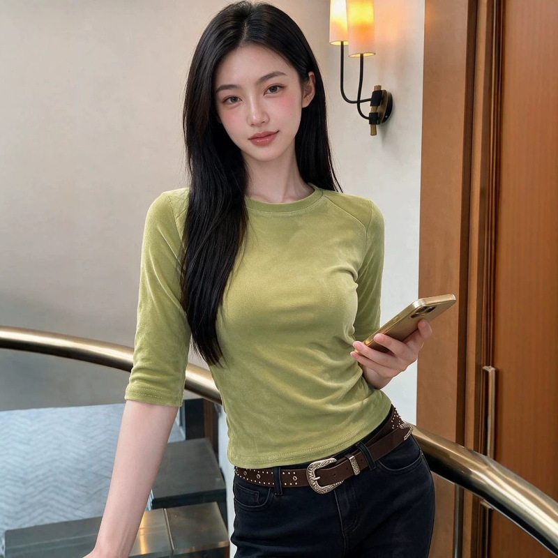 2026 early autumn new collection: a sophisticated velvet round-neck, five-quarter-sleeve base layer top for women, designed to be slimming and flattering, embodying a modern urban style