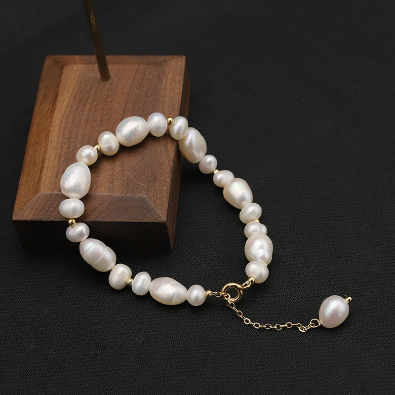 Both sides of light pearl bracelet