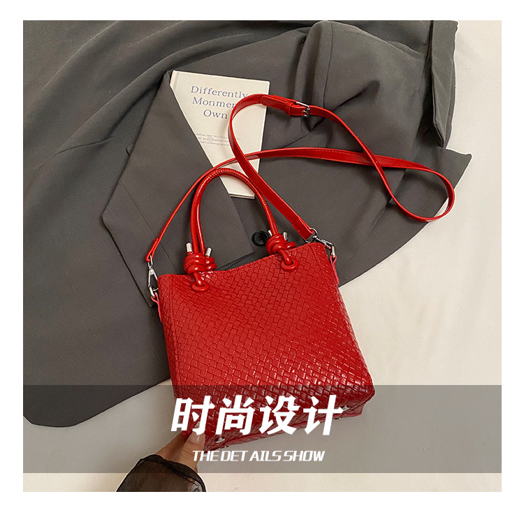 A niche and simple hand-held bucket bag for the summer of 2025, featuring a fashionable and stylish Korean style with a woven pattern, is a single-shoulder crossbody bag Item Picture