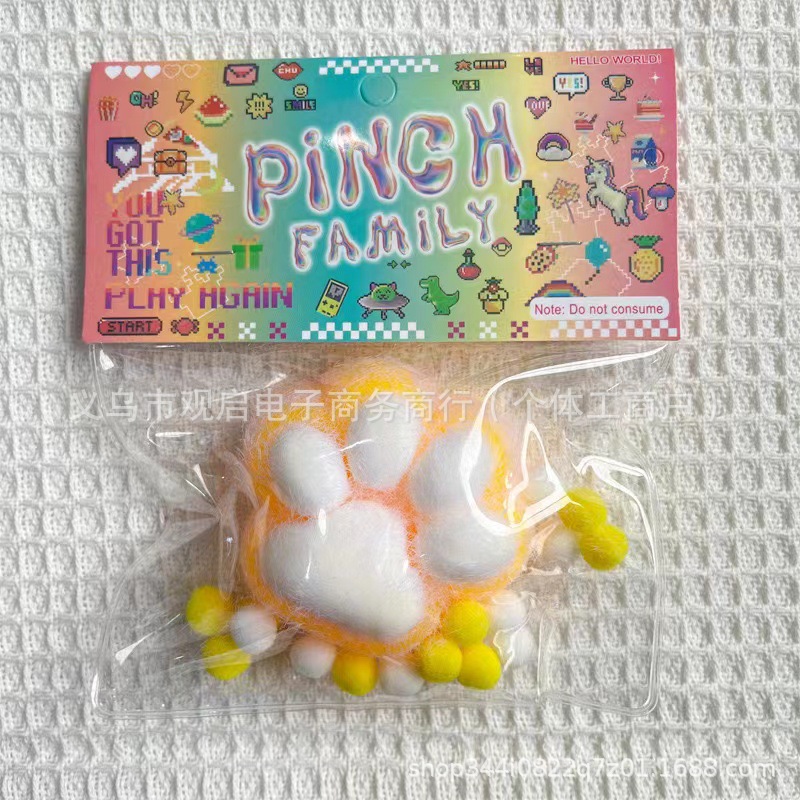 노란색 봉제 고양이 발