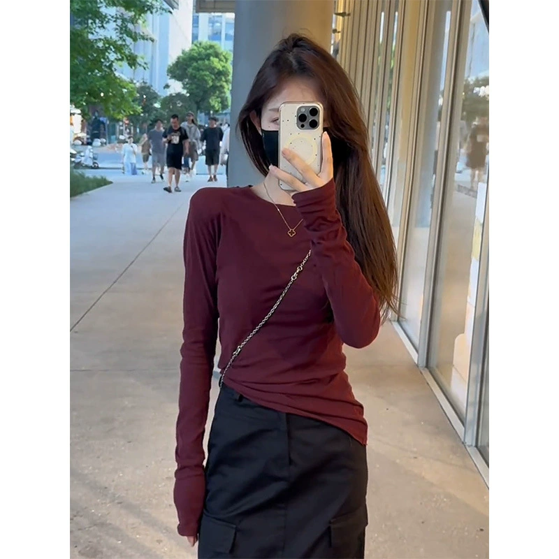 Корейская винно-красная футболка с длинными рукавами на плече