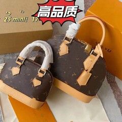 貝殻包さんは小さいカバンを持っています。2025新型のファッション高級感があります。