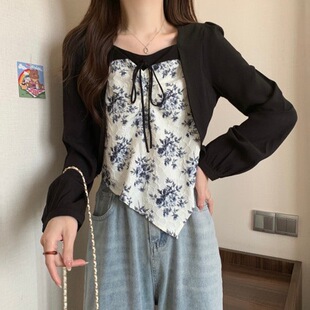 �كɼ����I�����Ů���b�ȴ�̿�T����Ҏ�t�黨�؄e��С������