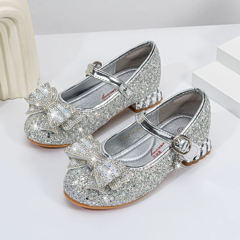 Детские кожаные туфли-принцессы с блестящими кристаллами, маленькие туфли на каблуке для девочек, весенний стиль 2025 года, мягкая подошва, для выступлений и платьев.