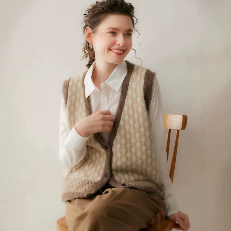 Easy to wear, stylish retro jacquard cashmere knitted vest, sleeveless, versatile for layering, wool cardigan top Easy to wear, stylish retro jacquard cashmere knitted vest, sleeveless, versatile for layering, wool cardigan top