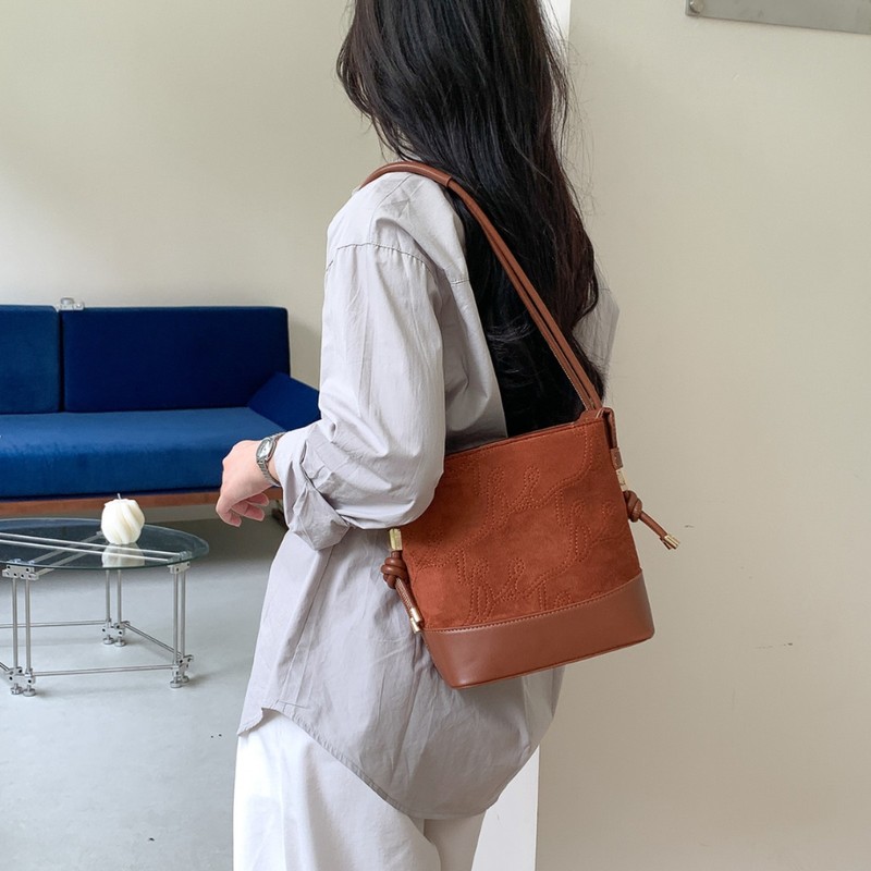 麂皮绒包2025秋冬韩版简约新款女士单肩包PU拼接设计复古水桶包女|undefined