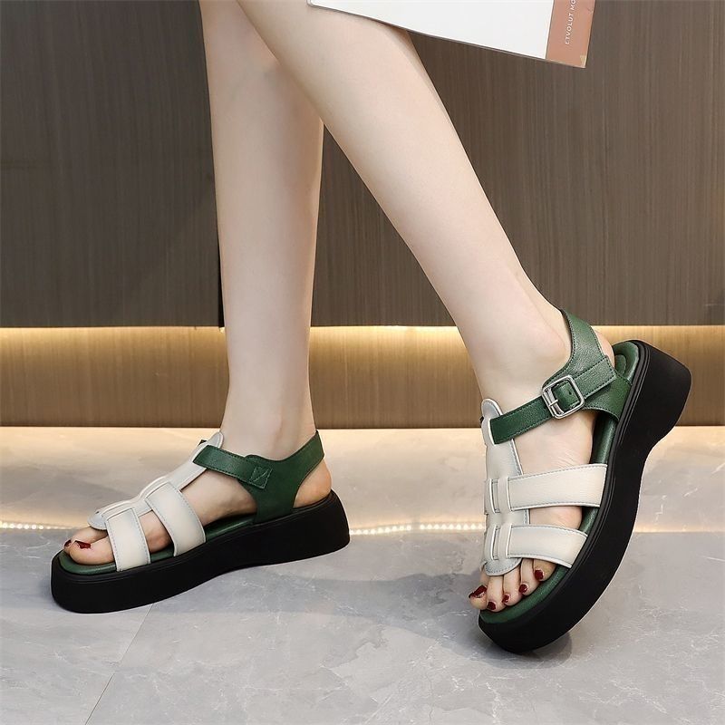 Sandalias romanas de suela gruesa para mujeres verano 2026 nuevos zapatos de playa de hadas de estilo universitario zapatos casuales de suela suave