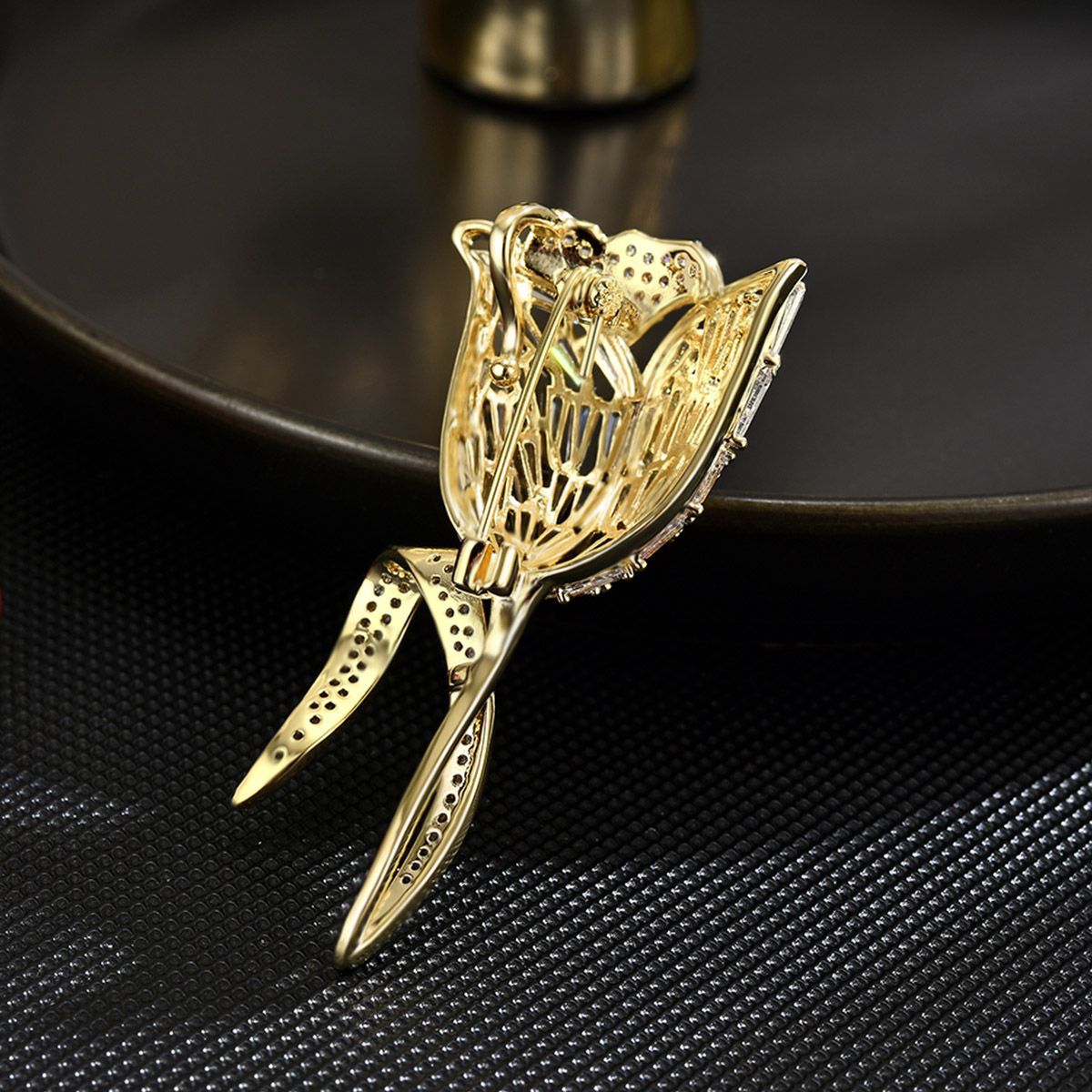 Spilla a tulipano con diamanti elegante spilla da risvolto_voghion.com