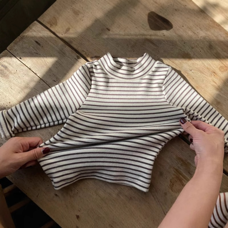 Camiseta de capa base para niños, ropa infantil de estilo coreano, camiseta de capa base a rayas con media cuello alto para bebé, jersey para bebé de primavera y otoño.