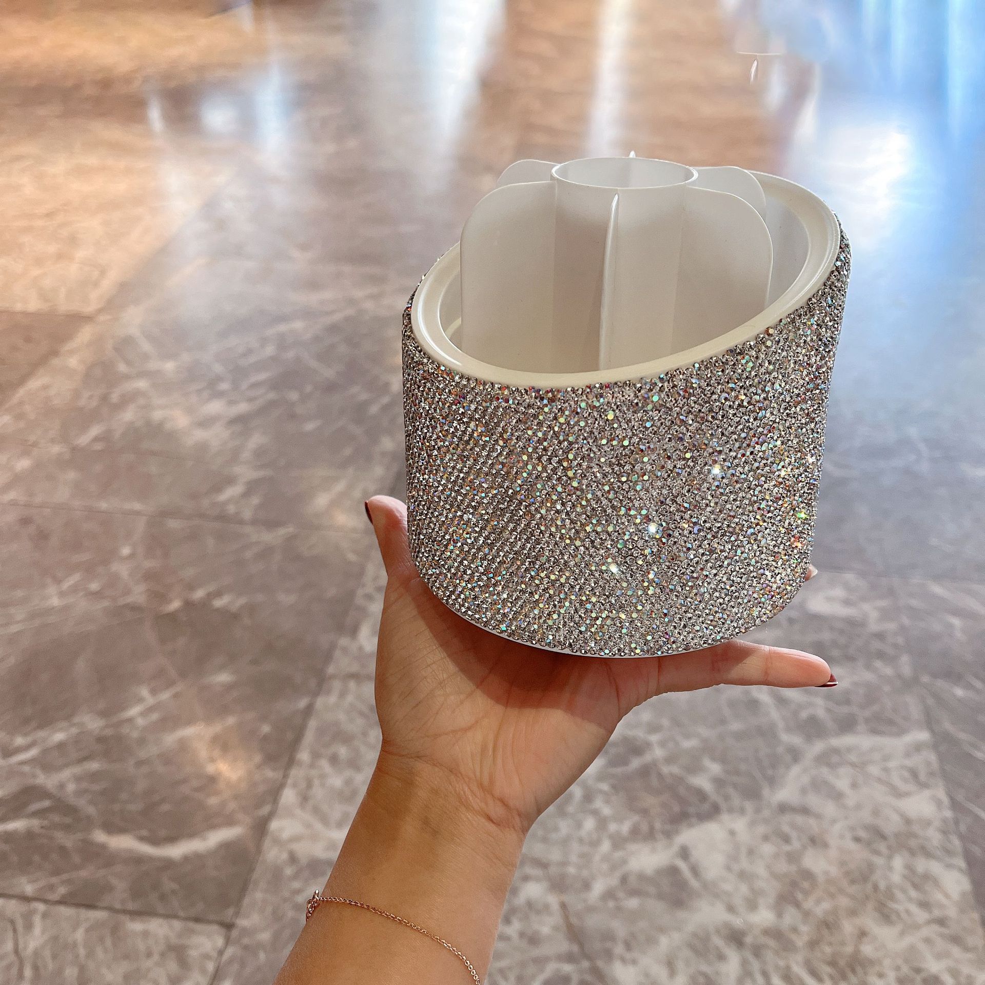 Cubo de almacenamiento de pinceles de maquillaje giratorio 360, diamante de lujo ligero, estante de maquillaje de escritorio de gran capacidad, caja de labios ins