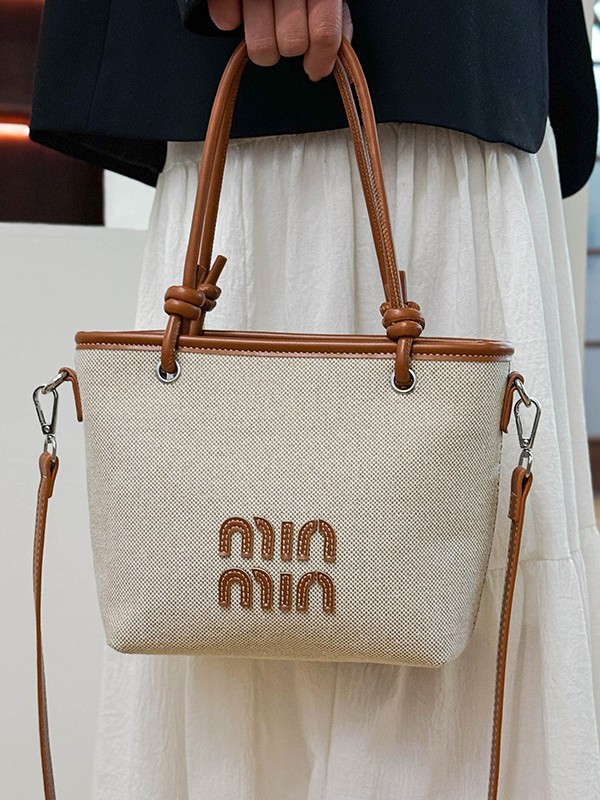 Bolso de cubo portátil de alta gama para mujer 2025 nuevo bolso de mensajero de color de contraste de tela de tendencia transfronteriza del sudeste asiático