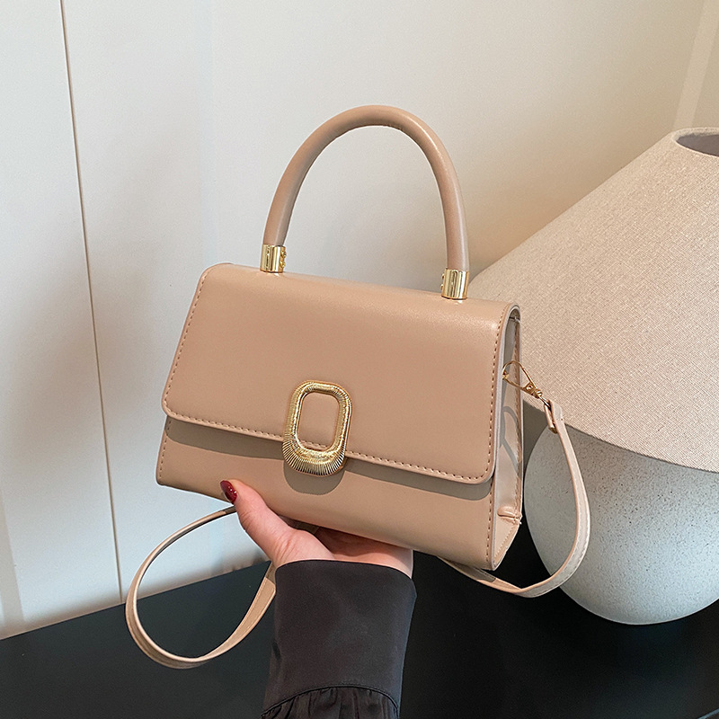 Moda y estilo occidental simple 2025 nuevo bolso de mensajero de un solo hombro de color sólido de moda elegante bolso cuadrado pequeño portátil de viaje de primavera mujer