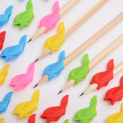 小魚のペンホルダーの学習用品のペンホルダーの矯正器の学生は字の鉛筆を書いてペンを握る器の六一の贈り物の文房具を使います。