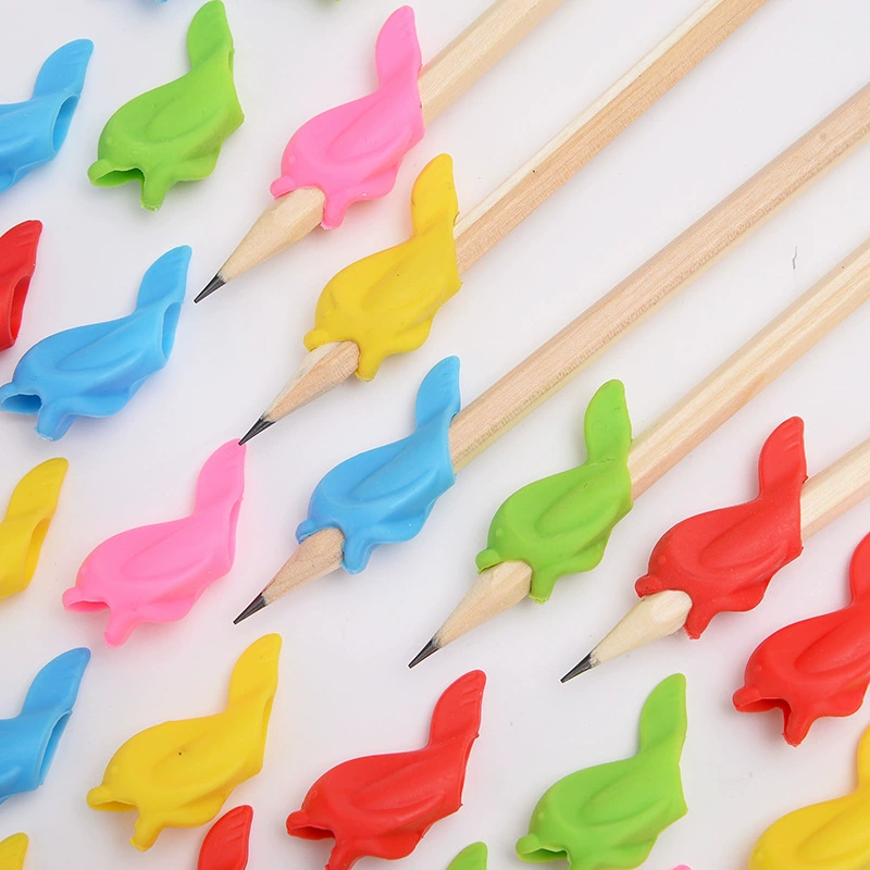 Маленькая рыбка держит ручку, учебные принадлежности, ручка, ручка, корректор, студент пишет карандаш, ручка, ручка, подарочные канцелярские принадлежности