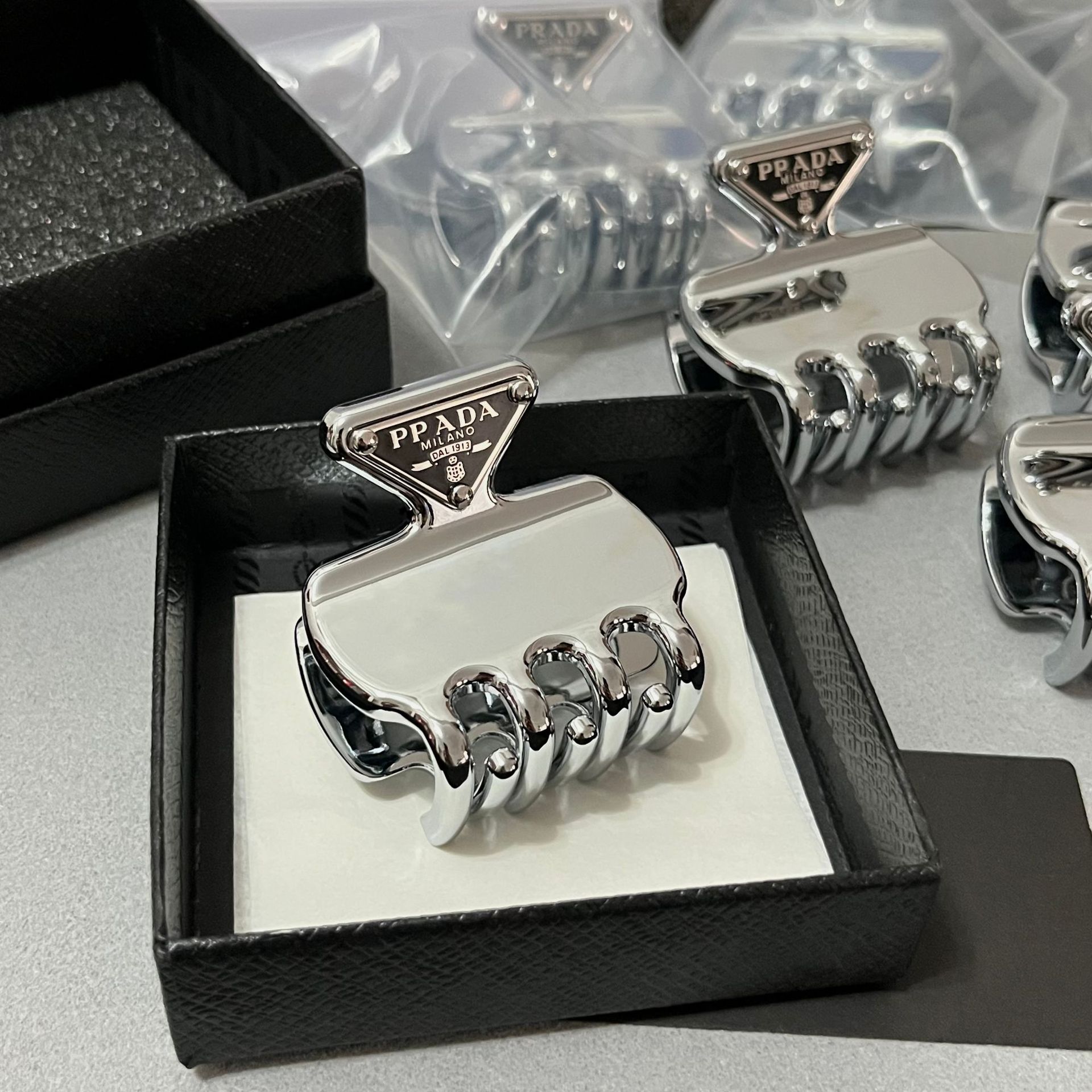 Classic New P Brand Heavy-Duty Inverted Triangle Metal Shark Clip for Women, Influencer and Celebrity Style High Ponytail Back of the Head Grip