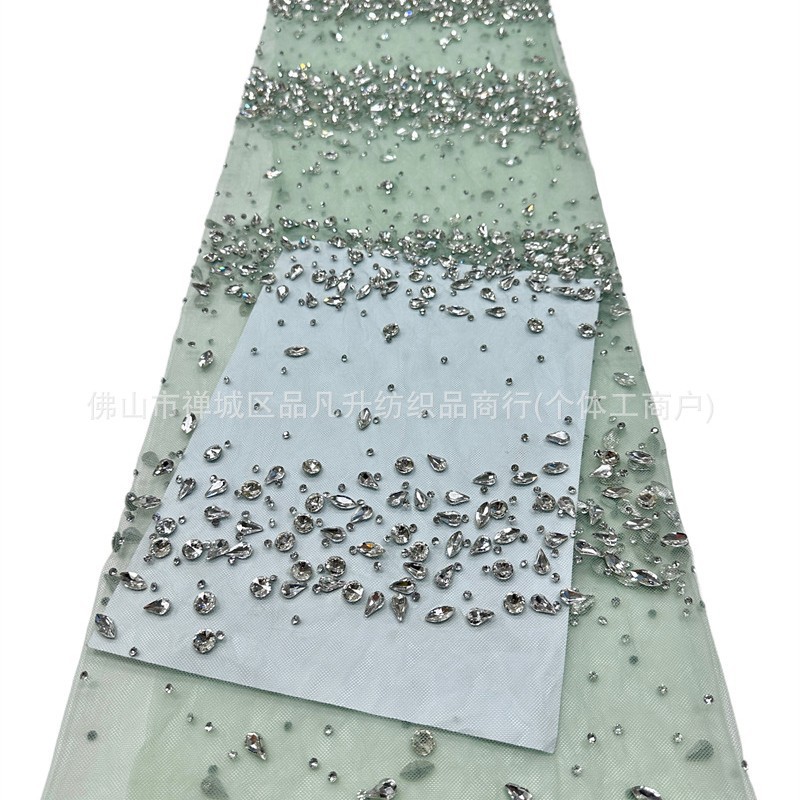 Tejido de malla de diamante de gota de agua laminada mano pesada clavos taladro de cola de pescado vestido de noche tela de boda en stock