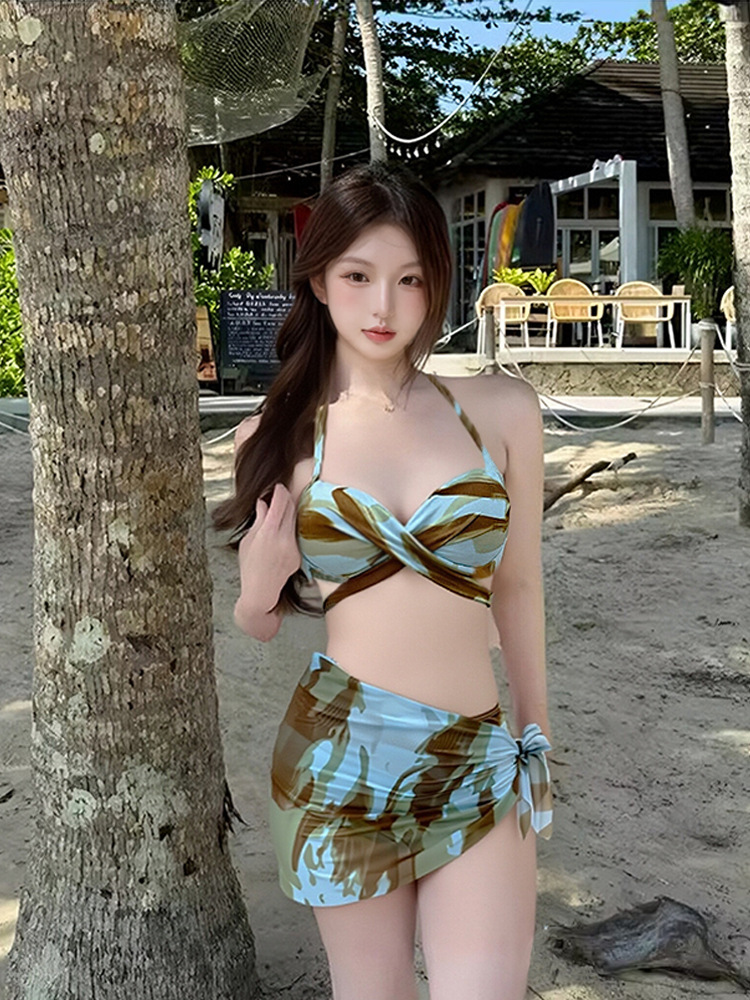 Nuevo traje de baño dividido para mujer, bikini floreciente de tres piezas, cuello halter, playa, playa, vacaciones, traje de baño de acero al por mayor