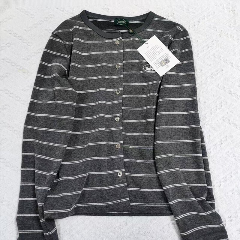 T21 Long-sleeved cardigan with embroidered stripes on the left chest, length 55cm, chest circumference 100cm T21 Long-sleeved cardigan with embroidered stripes on the left chest, length 55cm, chest circumference 100cm