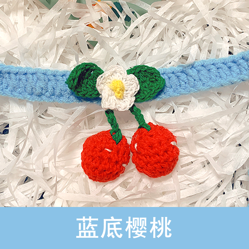 파란색 배경에 작은 꽃 체리