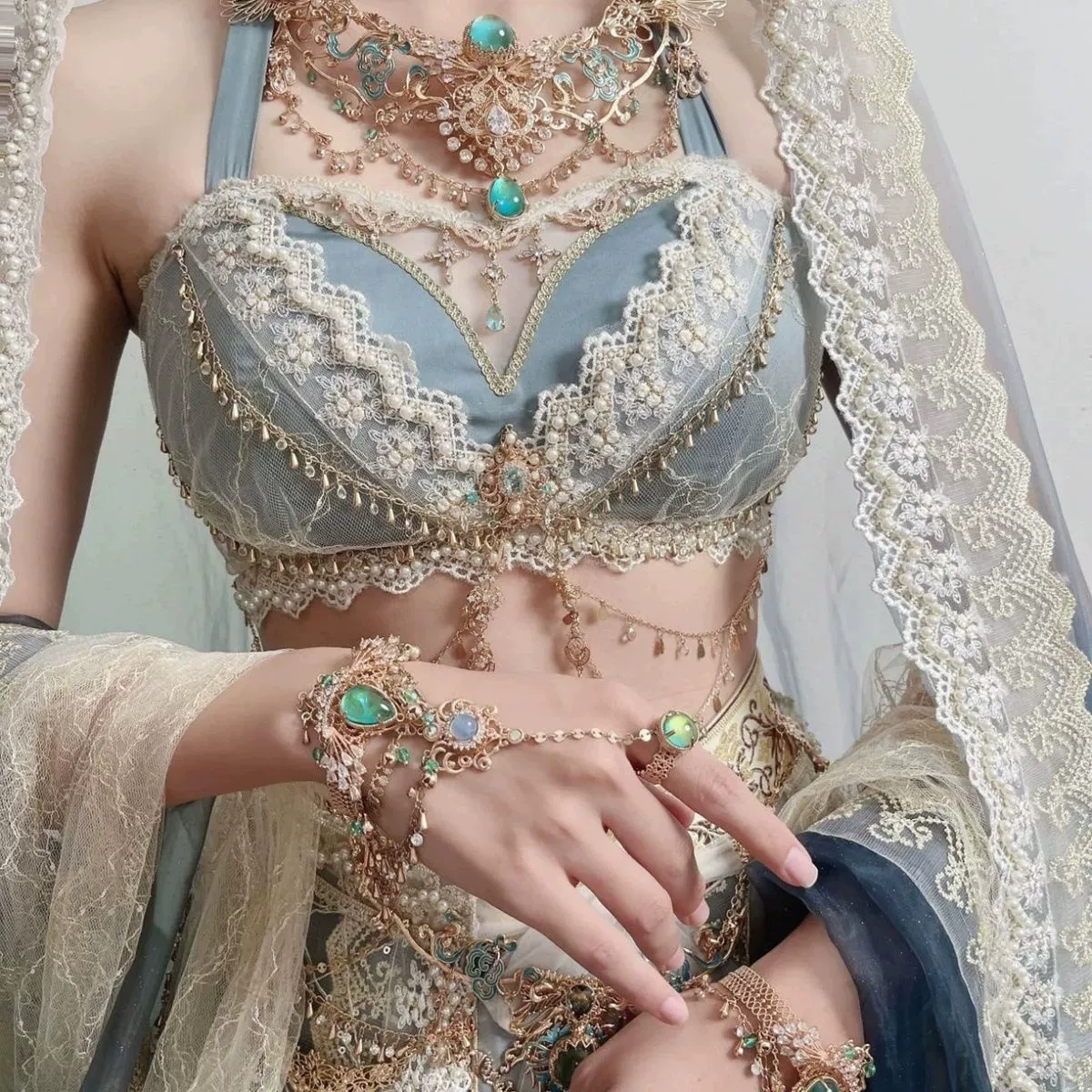 Новый Дуньхуан Фэйтянь Экзотический стиль Западная Принцесс Украшенная Сеть Красный Взрыв Сишуанбаньна Фотосъемка Пустыни