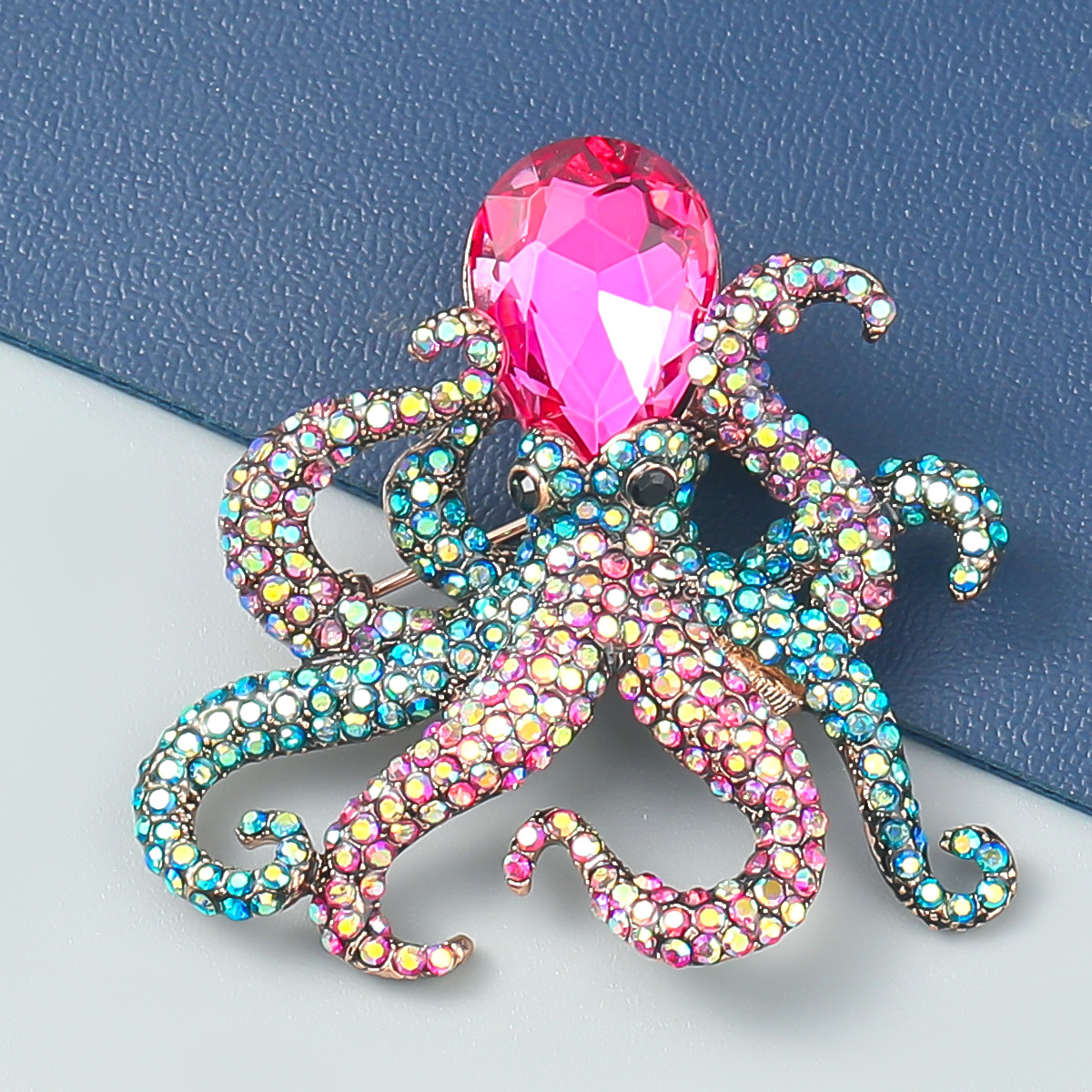 Stijlvolle octopus broche met strass voor dames mode speld_voghion.com
