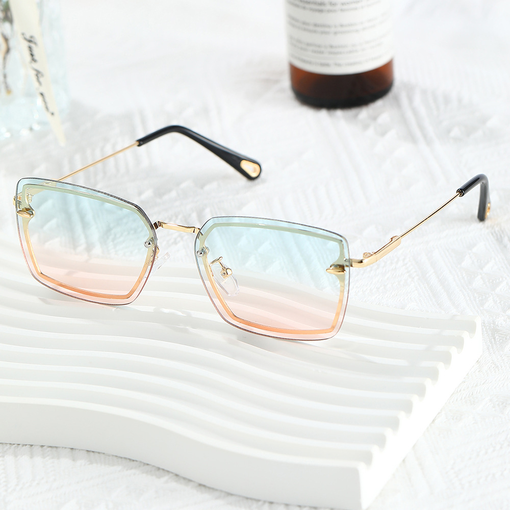 2021 nuevas gafas de sol cuadradas pequeñas sin marco de borde de corte europeo y americano gafas de sol de uñas beige de metal gafas de sol de moda femenina