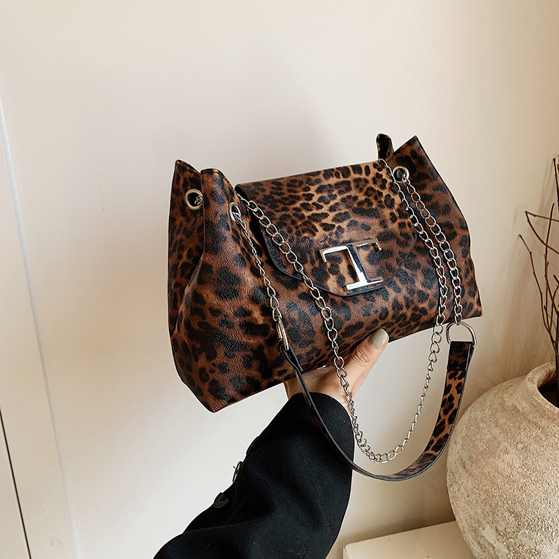 Este año, la popularidad de la bolsa de gran capacidad de leopardo para mujeres 2024 nuevo otoño versátil mochila de viaje bolsa de cadena de hombro