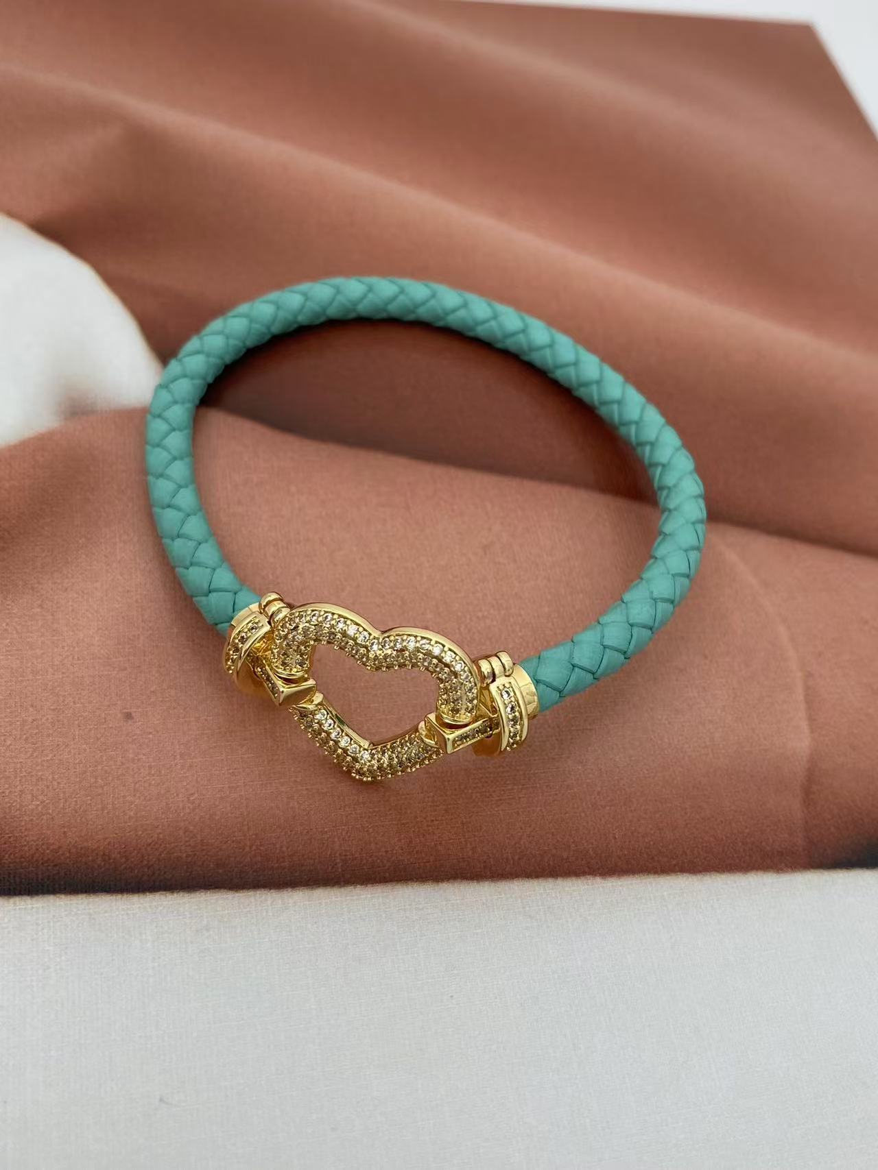 11g Weight Copper Pendant Material Bracelets Classification Leather Rope Chain Material Woven Chain Chain Type 1 Piece Quantity Holiday, Daily Occasion Leather rope, Copper Material Heart Shape Pattern Unisex Gender Vintage Style, Classic Style Style Vintage Style Classic Style Heart Shape Leather Rope Copper Woven Chain String Bracelets Wholesale 10