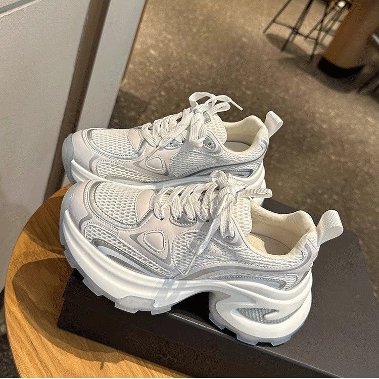 Explosión 2024 zapatos de plata de fondo grueso para mujeres otoño y invierno nuevos zapatos de deporte casuales de altura de malla transpirable