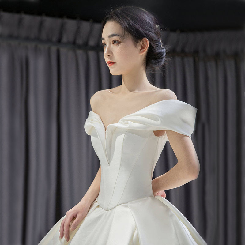 Vestido de novia de satén francés 2024 nuevo nupcial fuera del hombro simple Salida de banquete de boda de hilo Super Hada plisada entrega de una pieza image 4