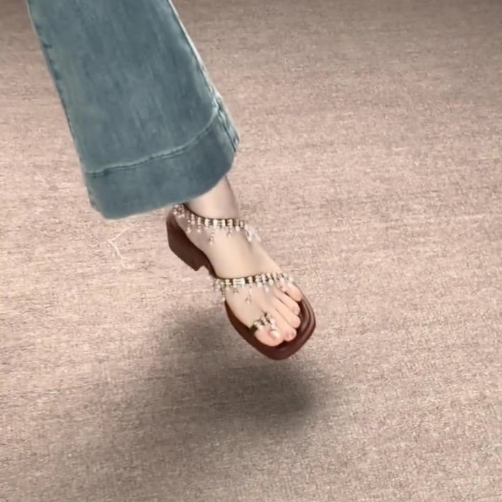波西米亚度假风夹脚粗跟珍珠吊坠凉鞋女夏季方头金色水钻罗马凉鞋
