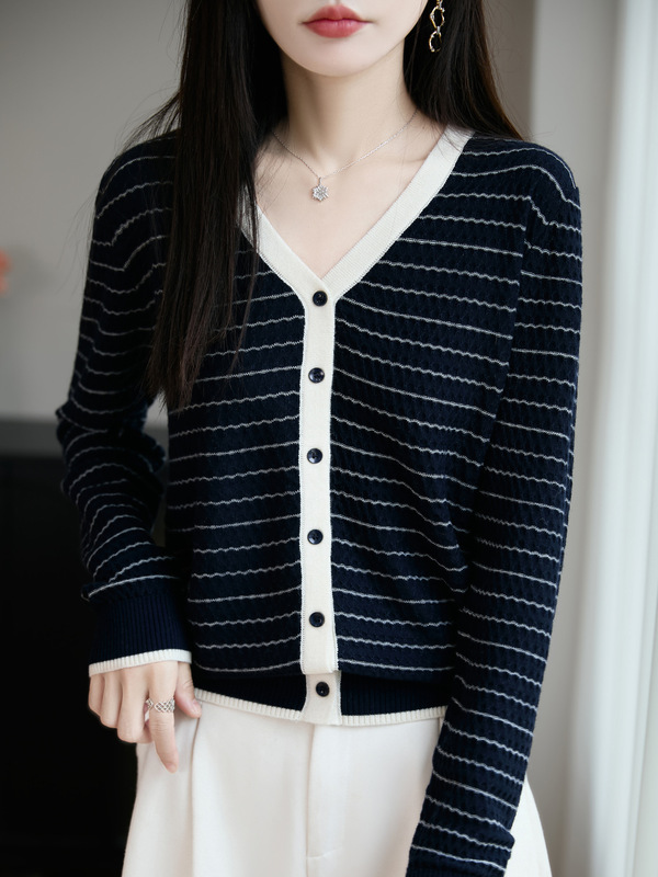 25年早秋新款小香风精纺羊毛V领针织开衫长袖女波浪条纹宽松上衣|undefined