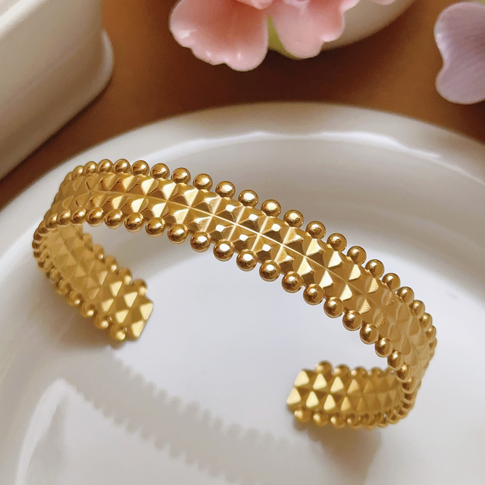 Europa y los Estados Unidos una variedad de pulseras de oro 18 quilates de alto nivel de explosión trenzada abertura temperamento brazalete joyería de moda