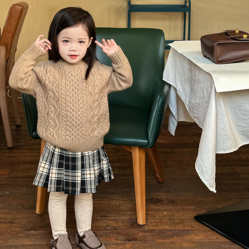 Una familia de tres y cuatro padre-hijo ropa completa decoración del hogar madre-hijo padre-hijo ropa rojo alpaca terciopelo suéter de alta gama