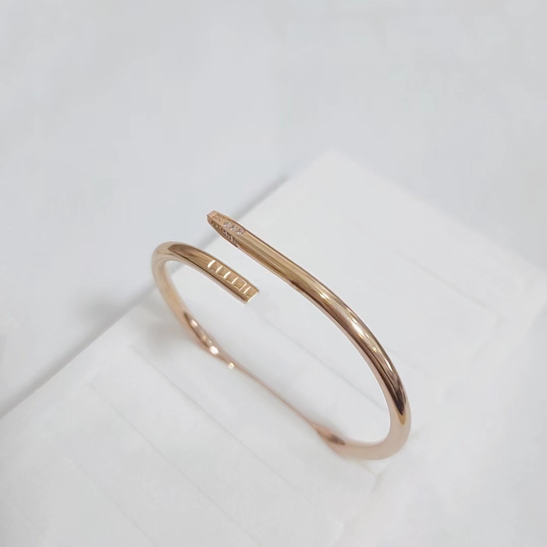 Venta caliente transfronteriza Kaga moda titanio acero clavo pulsera diamante de lujo ligero acero inoxidable todo fósforo pulsera no se desvanece