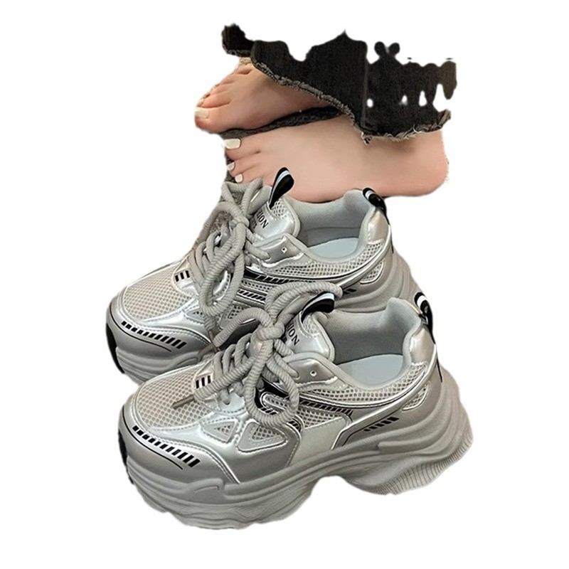 Nuevos zapatos de primavera y otoño para mujeres 2024 aumento de suela gruesa de malla pequeña delgada de moda universal zapatos deportivos de mujer