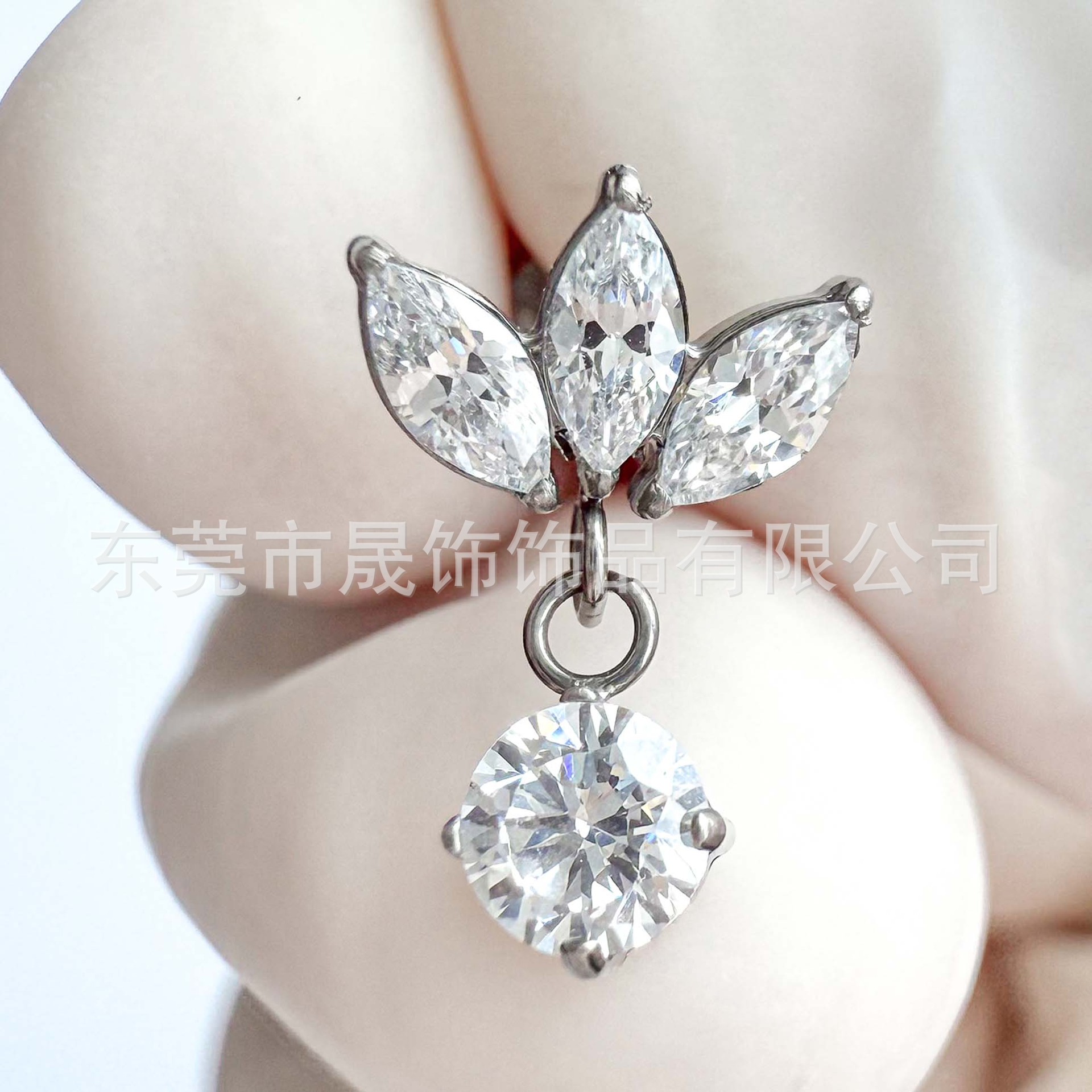 F136 Titanium 莲 Flower Pendant Studded Cubic Zirconia Ear Stud G23 Implant Grade Titanium 人体 Piercing Jewelry Helix Cartilage Stud Geometric